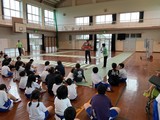 説明を聞いているところ